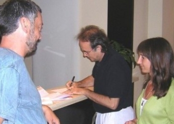 En la foto: Eduardo Pérez Pegué, Joan Manuel Serrat, María Eugenia de Feo, tomó la foto Xavi Llebaria