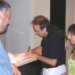En la foto: Eduardo Pérez Pegué, Joan Manuel Serrat, María Eugenia de Feo, tomó la foto Xavi Llebaria
