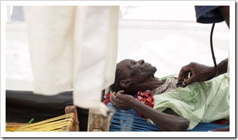 Anciana-tratamiento-hepatitis-sudan