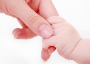 mano y bebe
