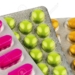 18031329-pastillas-de-colores-en-envases-tipo-blister-icono-de-la-foto-para-la-medicina-y-la-asistencia-sanit-Foto-de-archivo.jpg