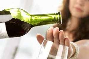 mano-de-mujer-castana-rechazando-una-copa-de-vino-tinto.jpg