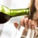 mano-de-mujer-castana-rechazando-una-copa-de-vino-tinto.jpg