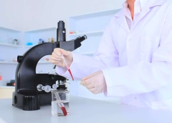 782732394-examinar-con-el-microscopio-industria-farmaceutica-ayudante-de-laboratorio-quimico.jpg