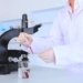782732394-examinar-con-el-microscopio-industria-farmaceutica-ayudante-de-laboratorio-quimico.jpg
