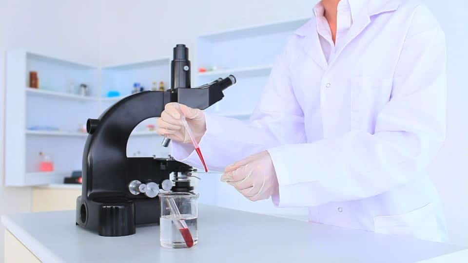 782732394-examinar-con-el-microscopio-industria-farmaceutica-ayudante-de-laboratorio-quimico.jpg