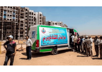 Una furgoneta móvil realiza pruebas de hepatitis C en Egipto. Imagen: Khaled Desouki / AFP / Getty Images
