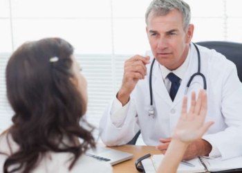 médico-escuchando-los-síntomas-de-su-paciente-hepatitis-1.jpg