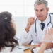 médico-escuchando-los-síntomas-de-su-paciente-hepatitis-1.jpg