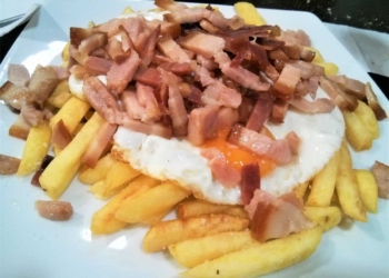 papas fritas con panceta o tocino
