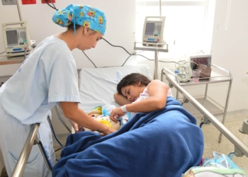 mujer que dió a luz en centro de salud