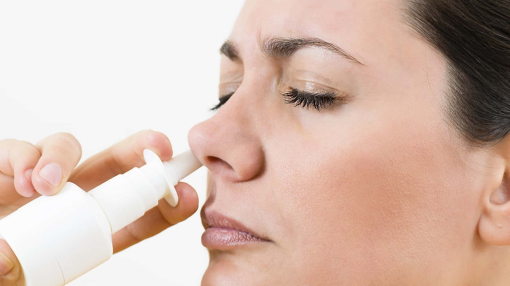 mujer usa vacuna nasal hepatitis B