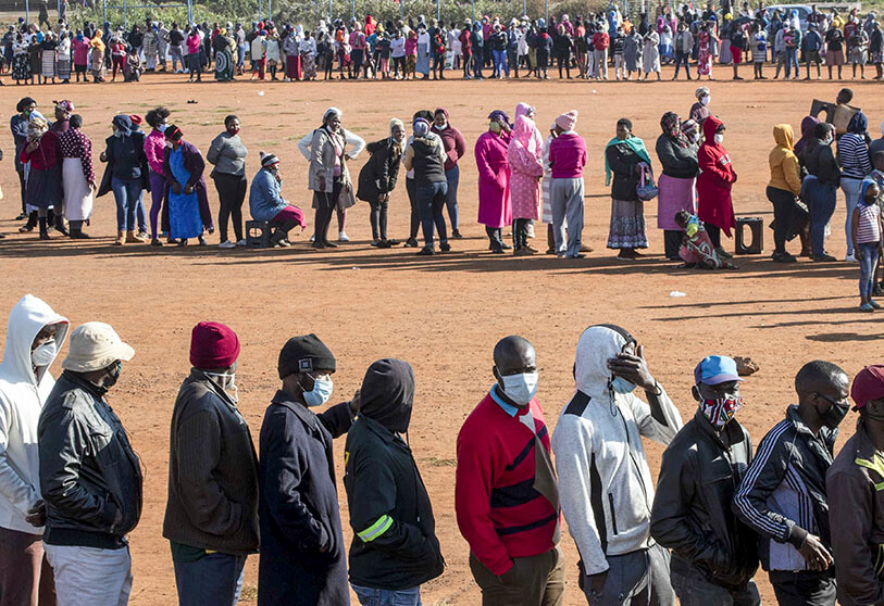 filas de personas esperan para recibir la vacuna para covid en Africa