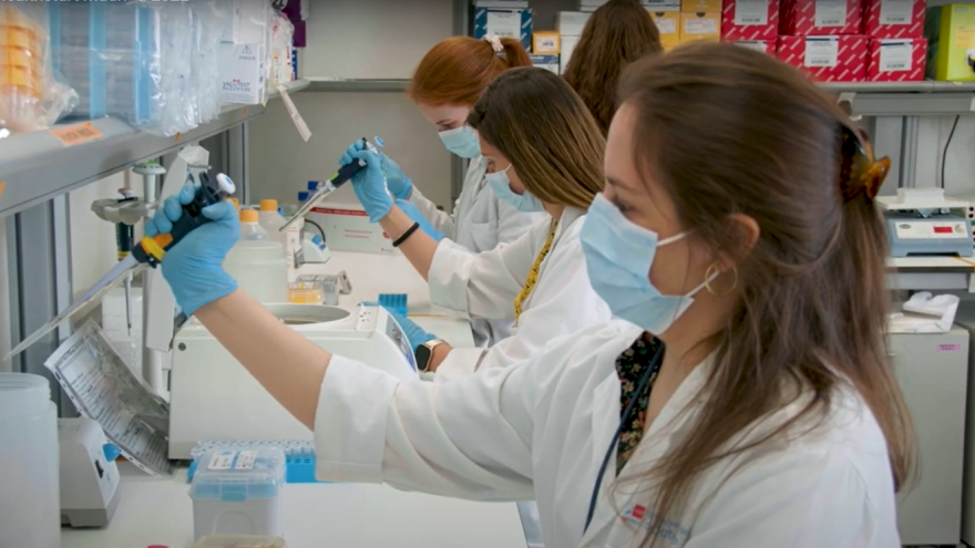 Investigadores en laboratorio Hospital 12 de octubre