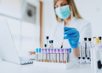 científica analiza anticuerpos hepatitis B