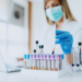 científica analiza anticuerpos hepatitis B